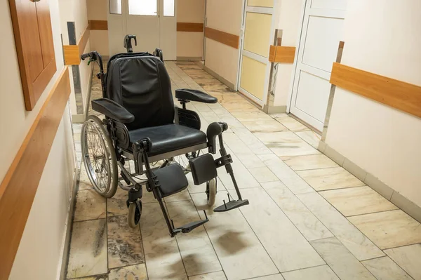 Leikkauksen Jälkeinen Lääketieteellinen Sänky Pyörätuoli Sijaitsevat Sairaalaosaston Käytävällä Laadukas Kuva — kuvapankkivalokuva