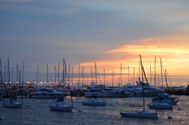 Punta del Este limanında gün batımı. 2016 Yazı
