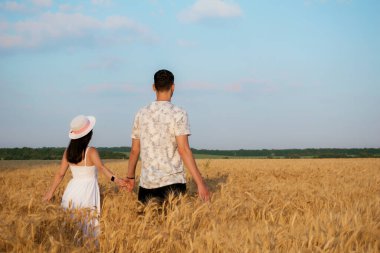 Yaz. Buğday tarlasında aşk.