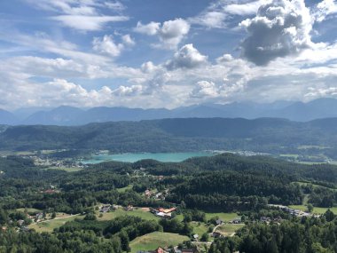 Güzel manzara. Avusturya. Yaz manzarası gölü ve dağlar. Carinthia