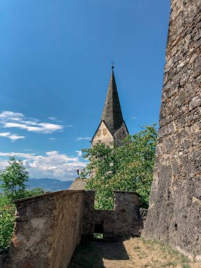 Avusturya 'daki dağda ortaçağ kalesi. Çiçekler ve mimari. Avusturya 'nın resimli manzaraları..