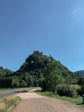 Avusturya 'daki dağda ortaçağ kalesi. Çiçekler ve mimari. Avusturya 'nın resimli manzaraları.. 