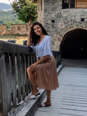 Avusturya 'daki dağdaki Ortaçağ şatosunda. Çiçekler ve mimari. Avusturya 'nın resimli manzaraları.