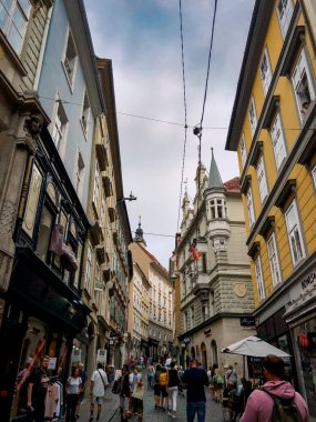 Şehir manzarası. Graz şehri. Avusturya. Avrupa 'nın dar sokakları. Resimli bir şehir. Avusturya 'daki güzel binalar. Çatı katları. Schloberg.