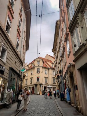 Şehir manzarası. Graz şehri. Avusturya. Avrupa 'nın dar sokakları. Resimli bir şehir. Avusturya 'daki güzel binalar. Çatı katları. Schloberg.