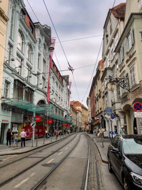 Şehir manzarası. Graz şehri. Avusturya. Avrupa 'nın dar sokakları. Resimli bir şehir. Avusturya 'daki güzel binalar. Çatı katları. Schloberg.