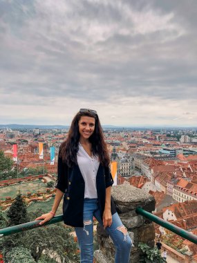 Graz 'daki kadın. Turist. Şehir manzarası. Graz şehri. Avusturya. Avrupa 'nın dar sokakları. Resimli bir şehir. Avusturya 'daki güzel binalar. Çatı katları. Schloberg.