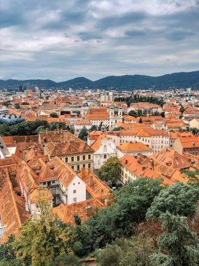 Şehir manzarası. Graz şehri. Avusturya. Avrupa 'nın dar sokakları. Resimli bir şehir. Avusturya 'daki güzel binalar. Çatı katları. Schloberg.