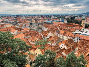 Şehir manzarası. Graz şehri. Avusturya. Avrupa 'nın dar sokakları. Resimli bir şehir. Avusturya 'daki güzel binalar. Çatı katları. Graz Rathaus
