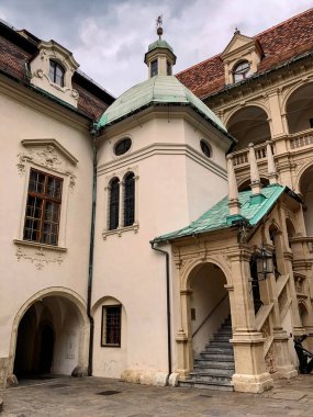 Şehir manzarası. Graz şehri. Avusturya. Avrupa 'nın dar sokakları. Resimli bir şehir. Avusturya 'daki güzel binalar. Çatı katları. Schloberg.