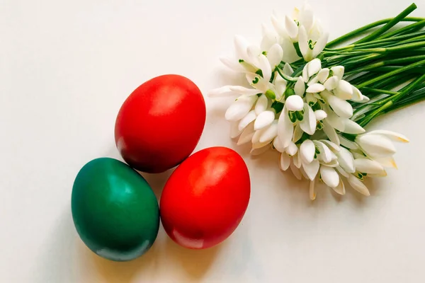 stock image Easter eggs and spring flowers