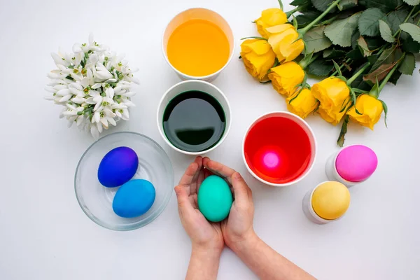 stock image Coloring eggs for Easter. DIY.  Step by step. Step 10