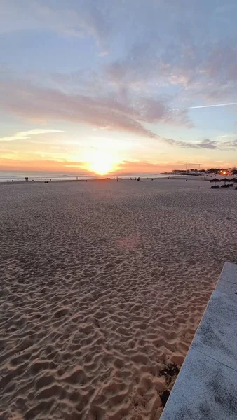Splendido Caldo Tramonto Sulla Spiaggia Lisbona Dove Gente Cammina Foto — Foto Stock