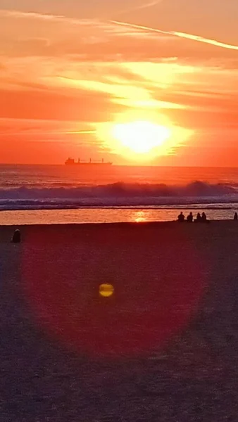 Few People Watch Beautiful Sunset Lisbon Ocean Sitting Sand High — Stockfoto