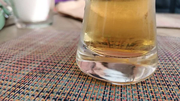 Ein Glas Bier Steht Auf Einem Stoff Der Aus Verschiedenen — Stockfoto