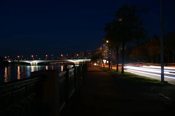 Нічний Міст Через Велику Річку Підсвічується Точковими Прожекторами Відео Хорошій — стокове фото