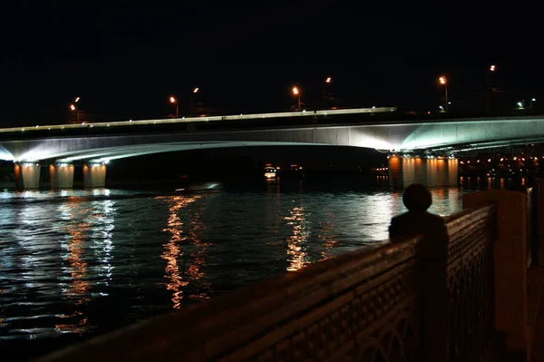 横跨一条大河的夜桥 它被聚光灯照亮了 录象质量好 — 图库照片