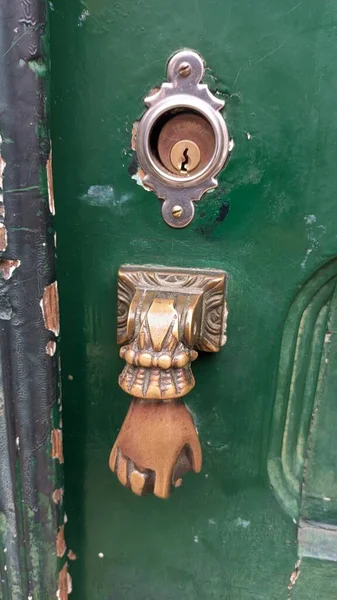Διακοσμητική Παλιά Λαβή Από Την Μπροστινή Πόρτα Και Κλειδαριά Πολύ — Φωτογραφία Αρχείου