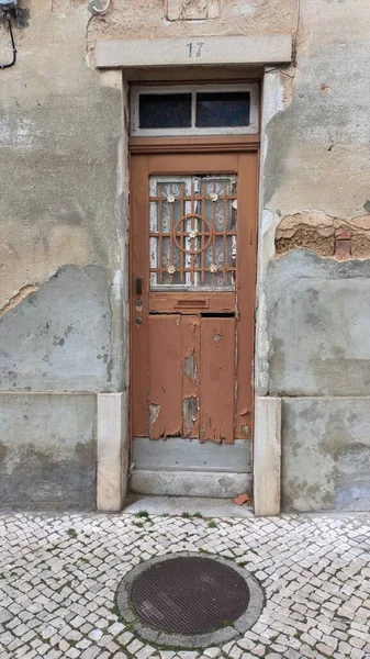 Lizbon Daki Numaralı Penceresi Olan Eski Ahşap Bir Kapı Boyanın — Stok fotoğraf