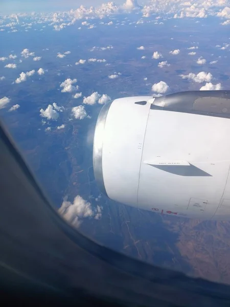 Blick Aus Dem Flugzeugfenster Auf Den Boden Wolken Und Blauen — Stockfoto