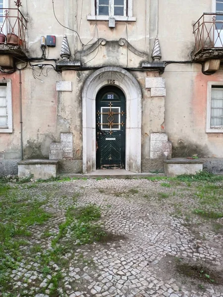 Traditionellt Portugisiskt Hus Ytterdörr Och Fönster Stensättningssten Högkvalitativt Foto — Stockfoto