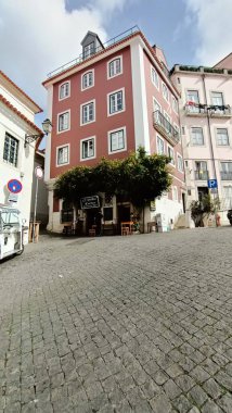 Lizbon 'un merkezindeki bir apartmanın zemin katında küçük bir kafe. Yüksek kalite fotoğraf