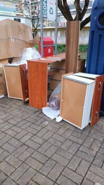 Lizbon şehrindeki bir çöp sahasına eski mobilyalar atıldı. Yüksek kalite fotoğraf