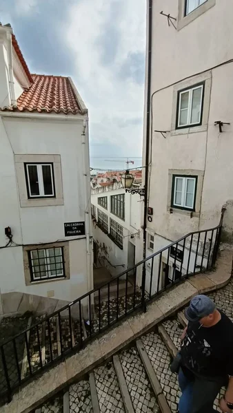 Turista Desce Escadas Lisboa Foto Alta Qualidade — Fotografia de Stock