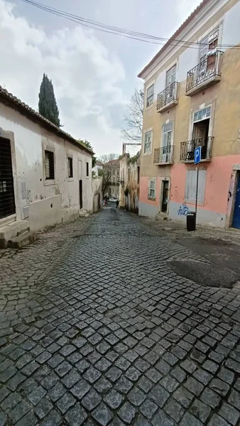 Eine Schmale Gasse Lissabon Der Die Menschen Spazieren Gehen Hochwertiges — Stockfoto
