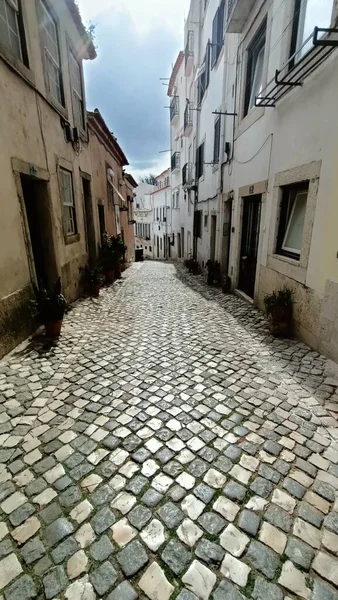 Narrow Alley Lisbon People Walk High Quality Photo — Stock Photo, Image