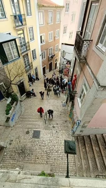 Muitos Turistas Centro Lisboa Caminham Pelas Ruas Sobem Escadas Foto — Fotografia de Stock