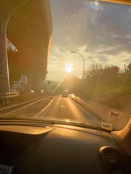 仕事への途中で車の内部から撮影された夜明けの写真 高品質の写真 — ストック写真