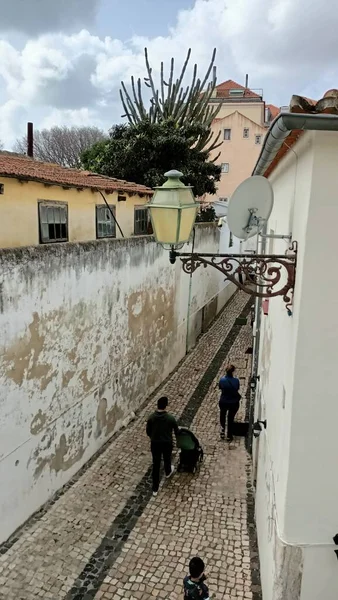 Beco Estreito Lisboa Onde Pessoas Caminham Foto Alta Qualidade — Fotografia de Stock