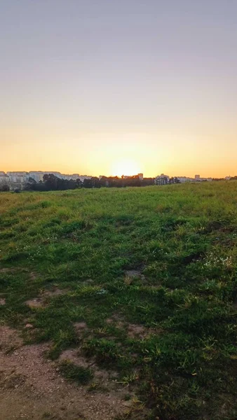 Pěšky Přes Pole Kterým Můžete Vidět Západ Slunce Město Obzoru — Stock fotografie