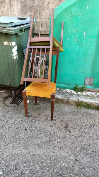 葡萄牙里斯本的一个垃圾桶旁 有两把旧的木制椅子 上面铺着布质的垫子 高质量的照片 — 图库照片