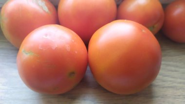 Masada bir sürü ev yapımı domates var. Yüksek kalite fotoğraf