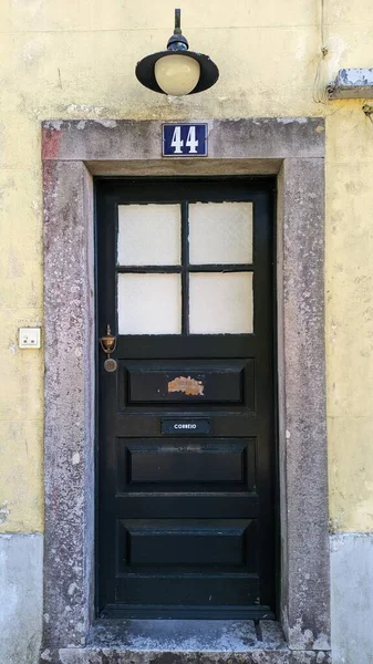 Παλιά Ξύλινη Πόρτα Πορτογαλικό Στυλ Ένα Πλαίσιο Από Φυσική Πέτρα — Φωτογραφία Αρχείου