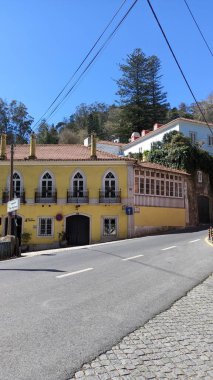 Güneşli bir günde Sintra Lisbon 'da bir yol ve bir cadde. Yüksek kalite fotoğraf