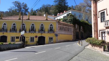 Güneşli bir günde Sintra Lisbon 'da bir yol ve bir cadde. Yüksek kalite fotoğraf