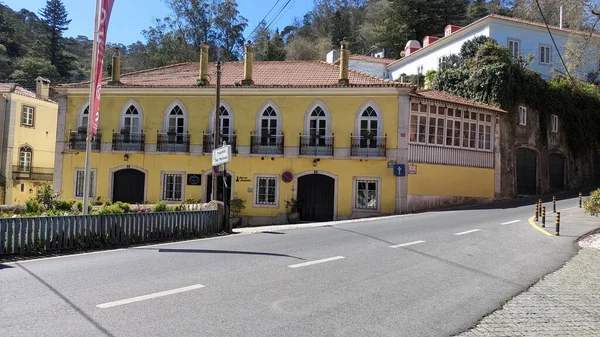 Güneşli bir günde Sintra Lisbon 'da bir yol ve bir cadde. Yüksek kalite fotoğraf