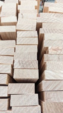 Küçük tahtalar, tahta levhalar bir kutunun içine katlanmış olarak mağazada satılıyor. Yüksek kalite fotoğraf