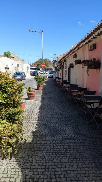 Uma Rua Ensolarada Feita Pedras Pavimentação Uma Entrada Para Restaurante — Fotografia de Stock