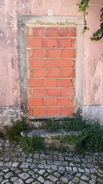 Πόρτα Στο Παλιό Εγκαταλελειμμένο Σπίτι Ήταν Κλειστή Τούβλα Είσοδος Του — Φωτογραφία Αρχείου