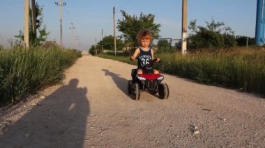 Kenarlarda yeşil çimenler ve yerde konut binaları bulunur ve içme suyu için bir kule görünür. 