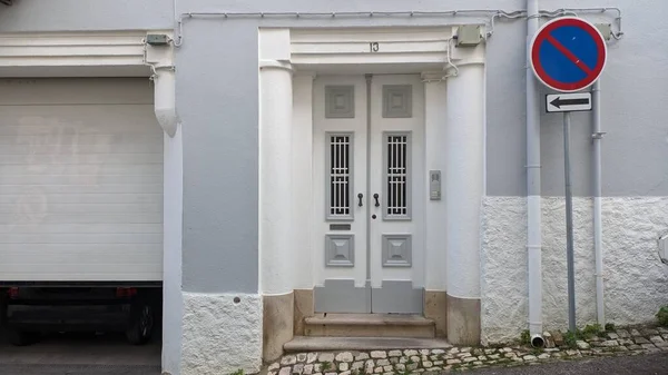 葡萄牙Lisbons Sintra区通往一座白色和灰色立面房屋的道路 — 图库照片