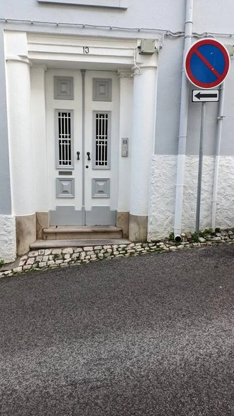 Cesta Dolů Vstup Domu Bílou Šedou Fasádou Okrese Lisbons Sintra — Stock fotografie