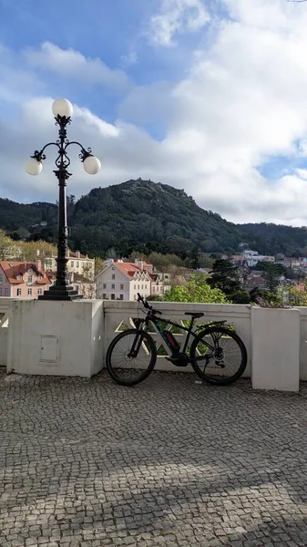 Turista Dejó Bicicleta Apoyada Una Valla Hormigón Pintado Blanco Con —  Fotos de Stock
