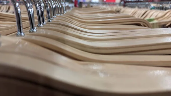 Многие Деревянные Пустые Вешалки Висят Трубе Большом Китайском Магазине Одежды — стоковое фото