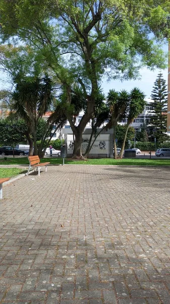 2023 Lizbon Sokaklarından Birinde Oturanlar Için Küçük Bir Açık Hava — Stok fotoğraf