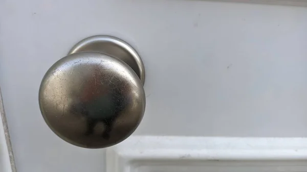 Old Doorknob Mounted Old White Door — Stock Photo, Image